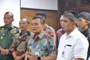 Gubernur Jawa Tengah, Ahmad Luthfi menggelar rapat terbatas dengan Forum Komunikasi Pimpinan Daerah (Forkopimda) setempat di di kantornya MOJOK.CO