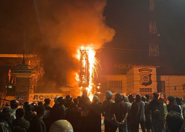 Polda DIY terbakar. MOJOK.CO