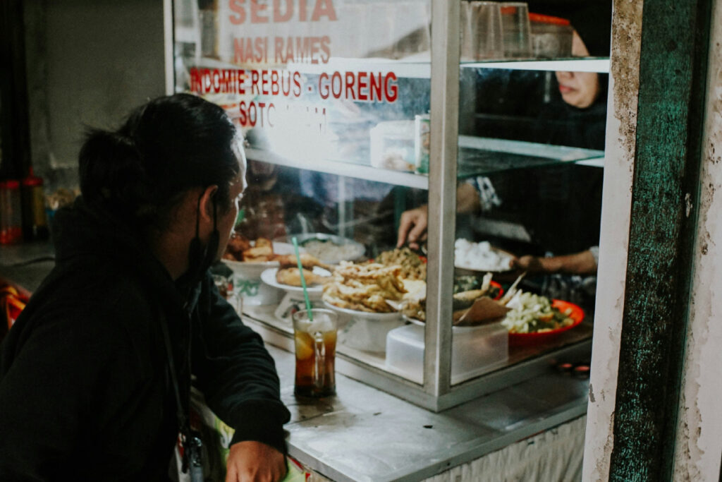 Ilustrasi Pertama Makan Warteg Jogja, Kalap dan Menyesal karena Miskin (Unsplash)