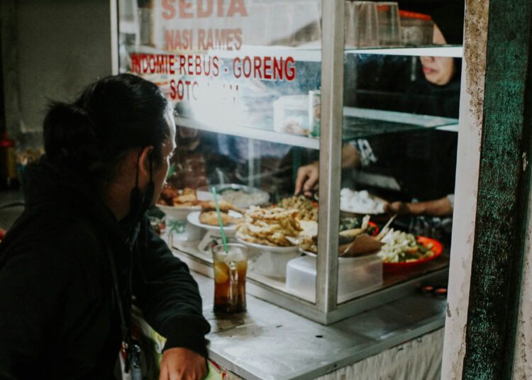 Ilustrasi Pertama Makan Warteg Jogja, Kalap dan Menyesal karena Miskin (Unsplash)