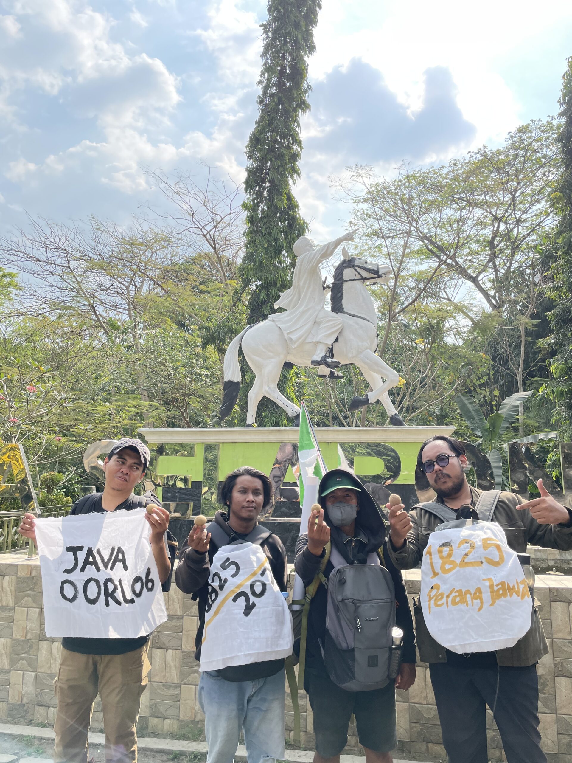 Saya bersama Gilang Andretti, A.S. Rimbawana, Sunardi, dan Putro Wasista Hadi merayakan Perang Jawa (Dokumen penulis).