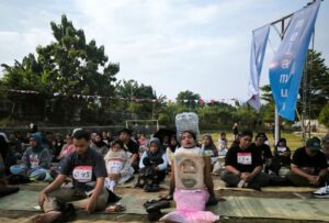 Peserta dengan kostum unik di Lapangan Bokong Semar, Kotagede MOJOK.CO