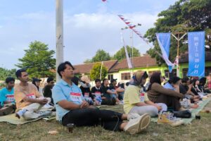 Peserta bersandar di tiang listrik di Bokong Semar Kotagede, Senin (18/8/2025). Lebih dari 100 peserta mengikuti lomba ini MOJOK.CO