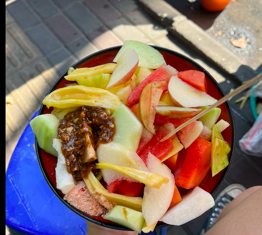 Rujak lotis buatan Suroto MOJOK.CO