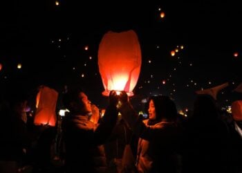 Simphony Dieng Culture Festival 2025: Ribuan Lampion Terangi Dinginnya Langit Dieng MOJOK.CO