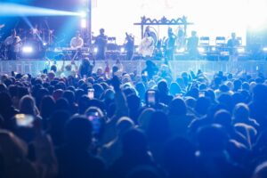 Simphony Dieng di Lapangan Pandawa Kawasan Candi Dieng, yang disaksikan puluhan ribu masyarakat jadi puncak penyelenggaraan Dieng Culture Festival 2025 MOJOK.Co