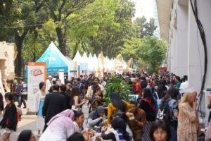 Suasana di luar Arena Indonesia penuh dengan kerumunan masyarakat yang ingin menyaksikan PSM Hikayat Nusantara MOJOK.CO