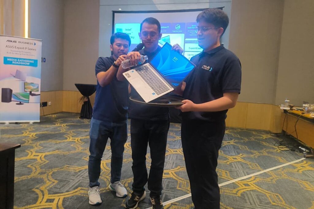 Disiram, Dijatuhkan, Ditekan, Produk ASUS Expert Series Jadi Solusi untuk Profesional