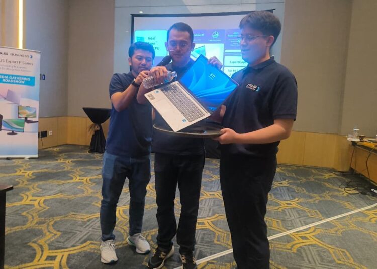 Disiram, Dijatuhkan, Ditekan, Produk ASUS Expert Series Jadi Solusi untuk Profesional