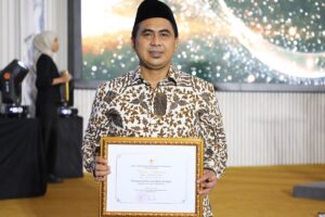 Wakil Gubernur Jateng dengan penghargaan dari Pemerintah Pusat sebagai Kota Layak Anak MOJOK.CO