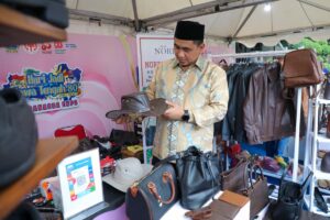 Wakil Gubernur Taj Yasin di salah stand kerajinan kulit. MOJOK.CO