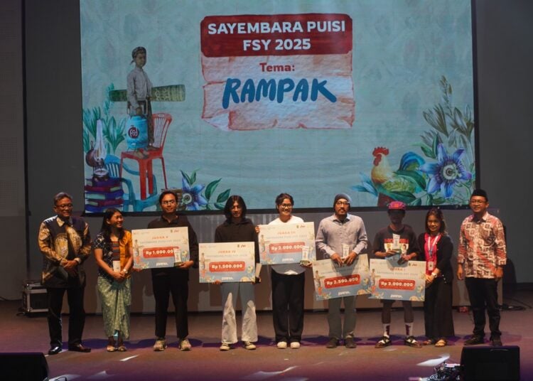 Para pemenang Sayembara Puisi Nasional Festival Sastra Yogyakarta MOJOK.CO
