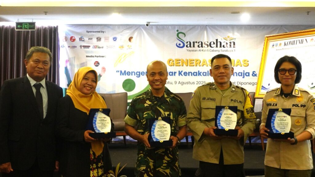 Para pembicara di “Sarasehan” dengan tajuk Generasi Emas: Mengenal Akar Kenakalan Remaja dan Solusinya yang diadakan oleh Al Kahfi Cabang Surabaya 3. MOJOK.CO