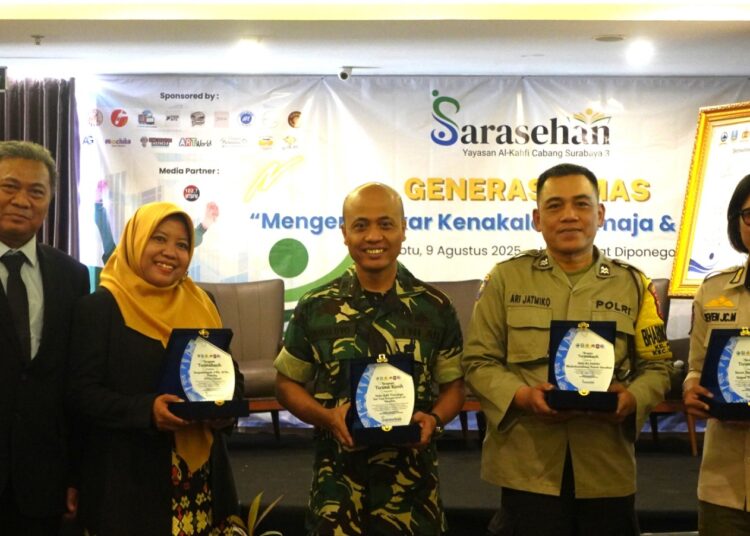 Para pembicara di “Sarasehan” dengan tajuk Generasi Emas: Mengenal Akar Kenakalan Remaja dan Solusinya yang diadakan oleh Al Kahfi Cabang Surabaya 3. MOJOK.CO