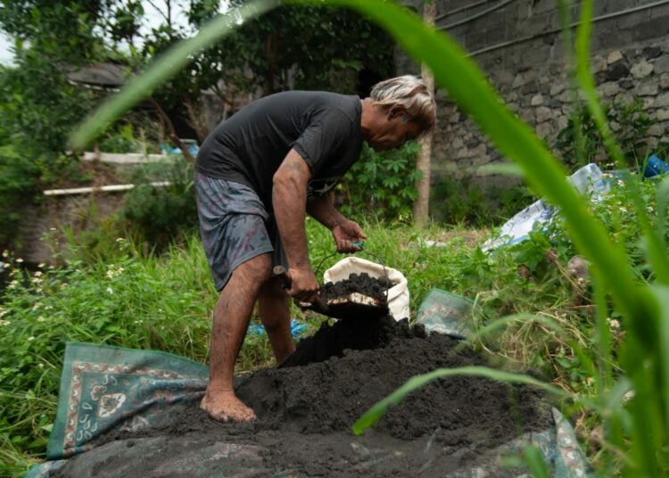 Salah satu penambang pasir. MOJOK.CO