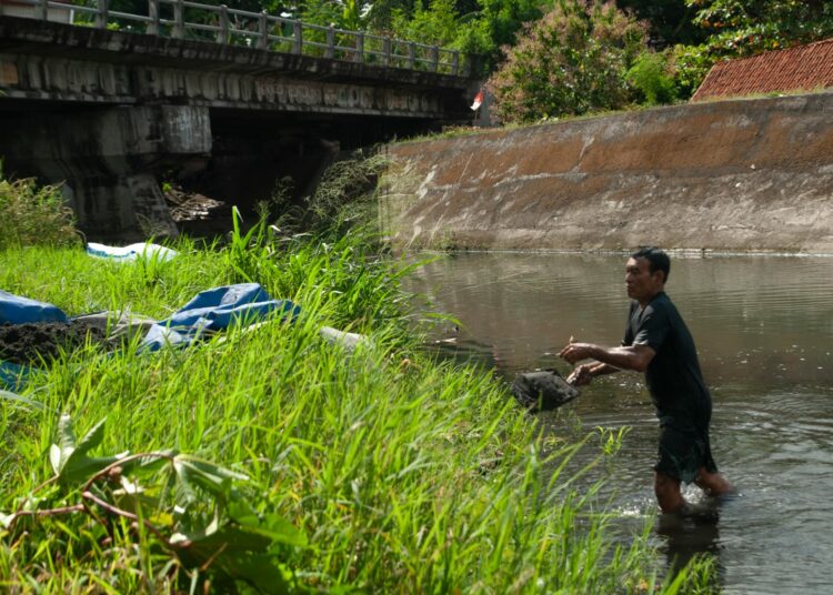 Salah satu penambang pasir. MOJOK.CO