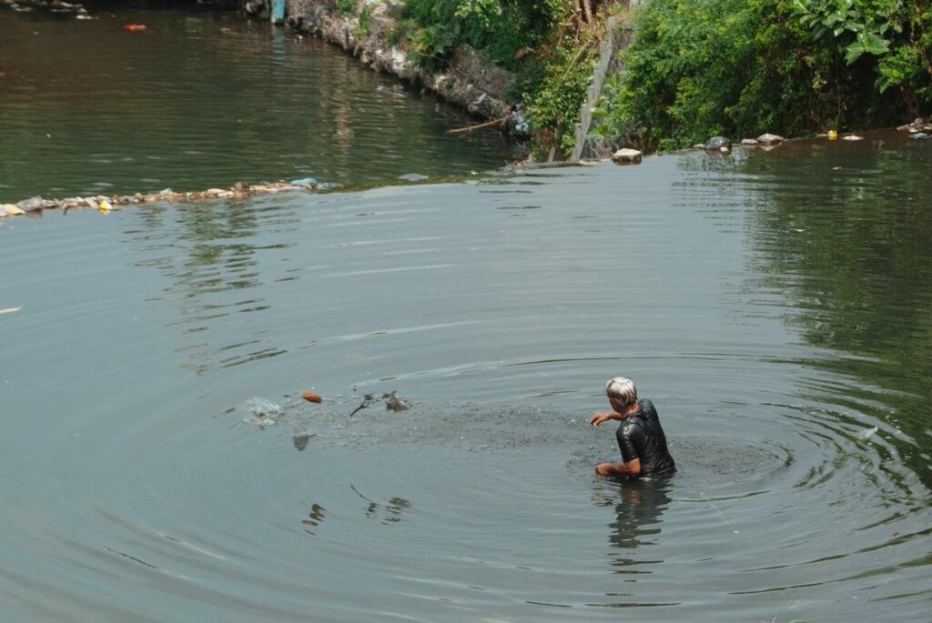 Hartono (54), seorang penambang pasir di bantaran Sungai Gajahwong dan tinggal di Kampung Ledhok Timoho, Jogja. MOJOK.CO