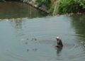 Hartono (54), seorang penambang pasir di bantaran Sungai Gajahwong dan tinggal di Kampung Ledhok Timoho, Jogja. MOJOK.CO