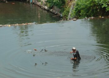 Hartono (54), seorang penambang pasir di bantaran Sungai Gajahwong dan tinggal di Kampung Ledhok Timoho, Jogja. MOJOK.CO