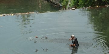 Hartono (54), seorang penambang pasir di bantaran Sungai Gajahwong dan tinggal di Kampung Ledhok Timoho, Jogja. MOJOK.CO