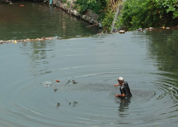 Hartono (54), seorang penambang pasir di bantaran Sungai Gajahwong dan tinggal di Kampung Ledhok Timoho, Jogja. MOJOK.CO
