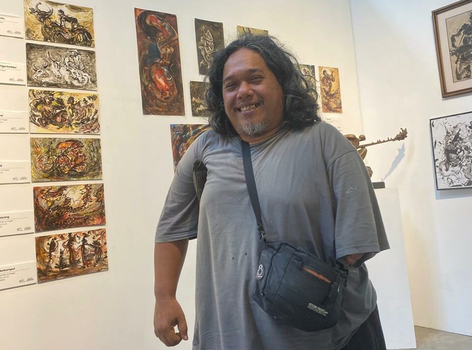 Sukri Budi Darma, ketua Jogja Disability Arts yang upayakan pameran seni rupa ramah tunanetra MOJOK.CO