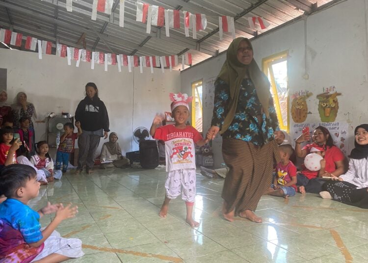 Murid dan orang tuanya mengikuti lomba 17 Agustus. MOJOK.CO