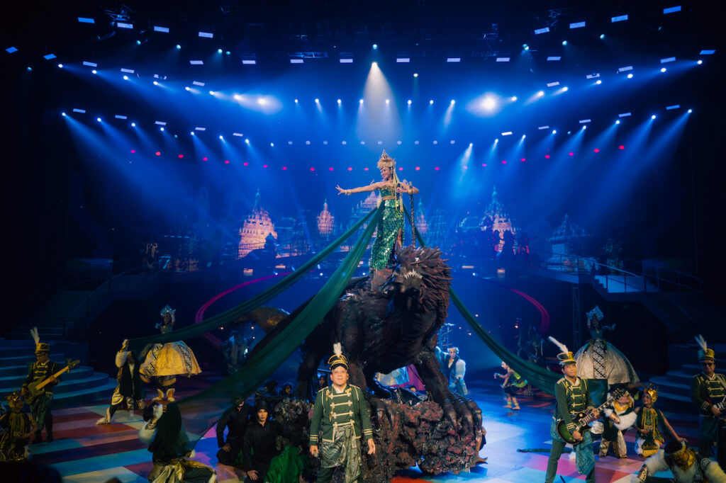 Yura Yunita menyanyikan lagu Mahadewi diiringi Padi Reborn di atas naga dalam Pagelaran Sabang Merauke, Hikayat Nusantara (Dok. Pageleran Sabang Merauke)