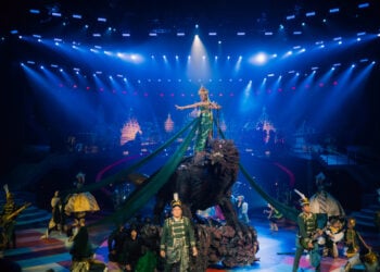 Yura Yunita menyanyikan lagu Mahadewi diiringi Padi Reborn di atas naga dalam Pagelaran Sabang Merauke, Hikayat Nusantara (Dok. Pageleran Sabang Merauke)