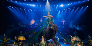 Yura Yunita menyanyikan lagu Mahadewi diiringi Padi Reborn di atas naga dalam Pagelaran Sabang Merauke, Hikayat Nusantara (Dok. Pageleran Sabang Merauke)