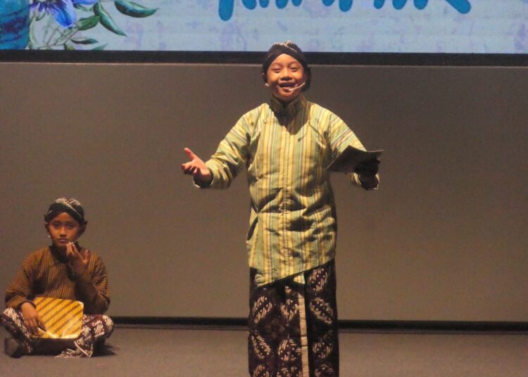 Ale membawakan geguritan dalam pembukaan FSY 2025 di Taman Budaya Embung Giwangan, Jogja MOJOK.CO