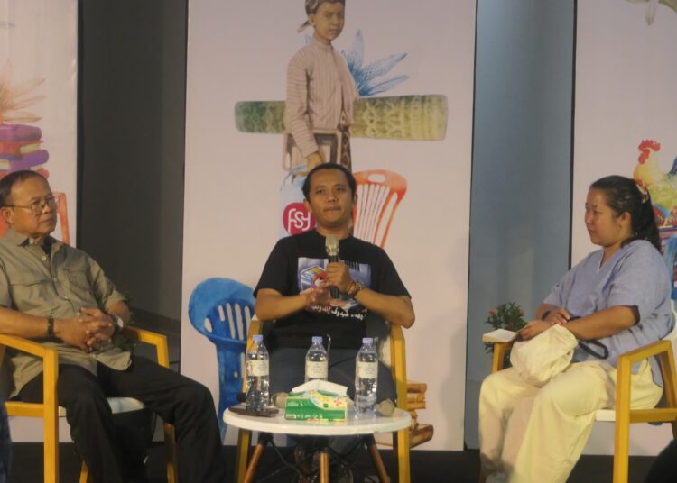 Asef Saeiful Anwar dalam diskusi panel Susur Galur 1 "Sejarah Komunitas Sastra Yogyakarta" FSY 2025 mengupas magisnya Maliboro, Jogja di era 1960-an MOJOK.CO