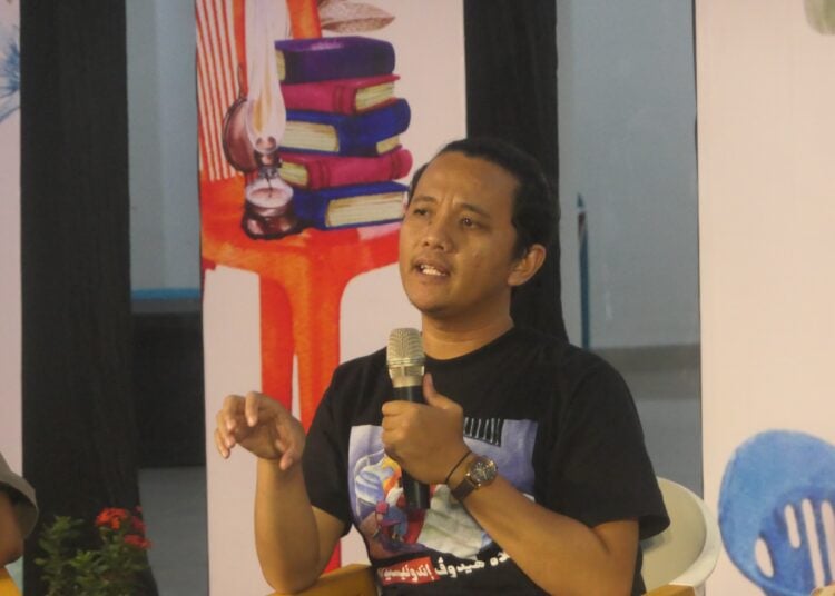 Asef Saiful Anwar memaparkan temuannya soal Persada Studi Klub sebagai komunitas sastra yang pernah bergeliat di Malioboro, Jogja MOJOK.CO