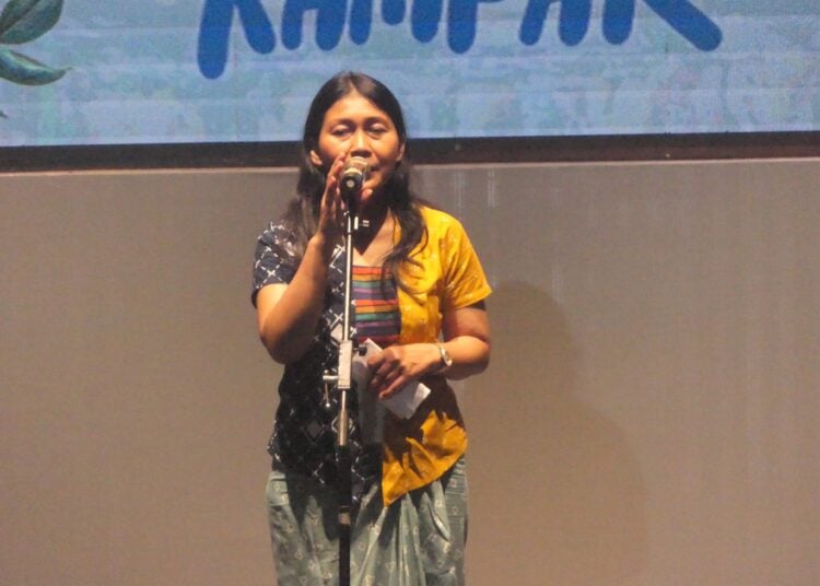 Kepala Dinas Kebudayaan Kota Jogja, Yetti Martanti memberi sambutan di pembukaan FSY 2025 MOJOK.CO