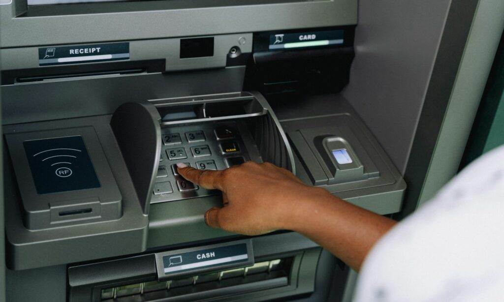 4 Aturan Tidak Tertulis ATM Indomaret yang Harusnya Dituliskan Saja karena Banyak Orang Nggak Peka Mojok.co