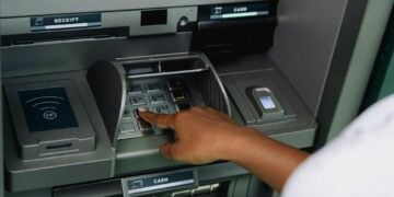 4 Aturan Tidak Tertulis ATM Indomaret yang Harusnya Dituliskan Saja karena Banyak Orang Nggak Peka Mojok.co