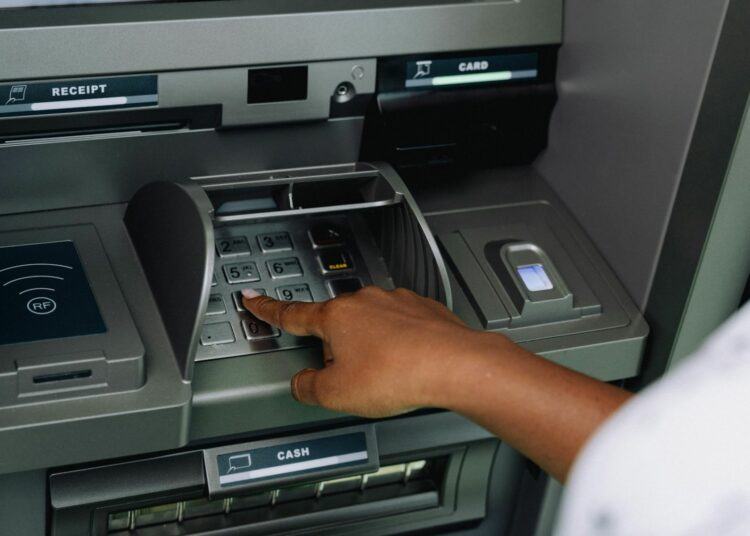 4 Aturan Tidak Tertulis ATM Indomaret yang Harusnya Dituliskan Saja karena Banyak Orang Nggak Peka Mojok.co