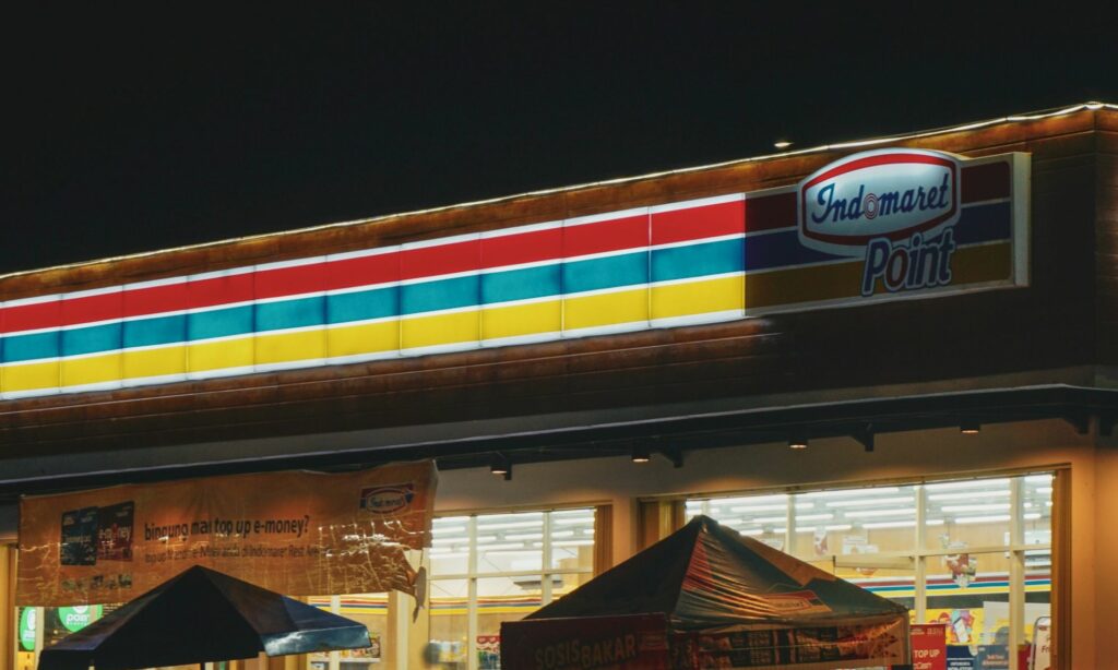 5 Barang Indomaret yang Berpotensi Dicolong Pelanggan Nggak Tahu Diri Mojok.co