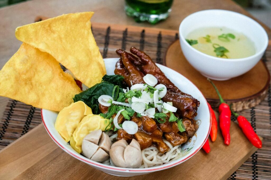 4 Akal-akalan Pedagang Mie Ayam yang Menipu Pembeli Demi Meraup Untung Banyak