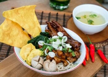 4 Akal-akalan Pedagang Mie Ayam yang Menipu Pembeli Demi Meraup Untung Banyak