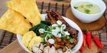 4 Akal-akalan Pedagang Mie Ayam yang Menipu Pembeli Demi Meraup Untung Banyak