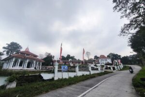 Jalan menuju objek wisata Deles Indah yang relatif bagus membuat wisatawan makin banyak yang datang ke tempat ini. Tampak fasilitas masjid yang dibangun Pemkab Klaten MOJOK.CO