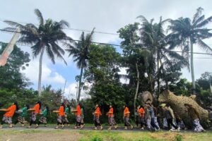 Kirab warga Padukuhan Boro 2 Karangsewu, Galur Kulon Progo MOJOK.CO
