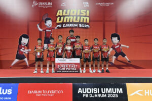 Rafa (ketiga dari kanan) dan Baron (paling kanan) sama-sama mendapatkan Super Tiket untuk kategori KU 11 Putra. (Dok. Audisi Umum PB Djarum 2025) MOJOK.CO