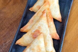 Samosa, makanan ringan asal India berbentuk segitiga bersiai daging sapi/ayam