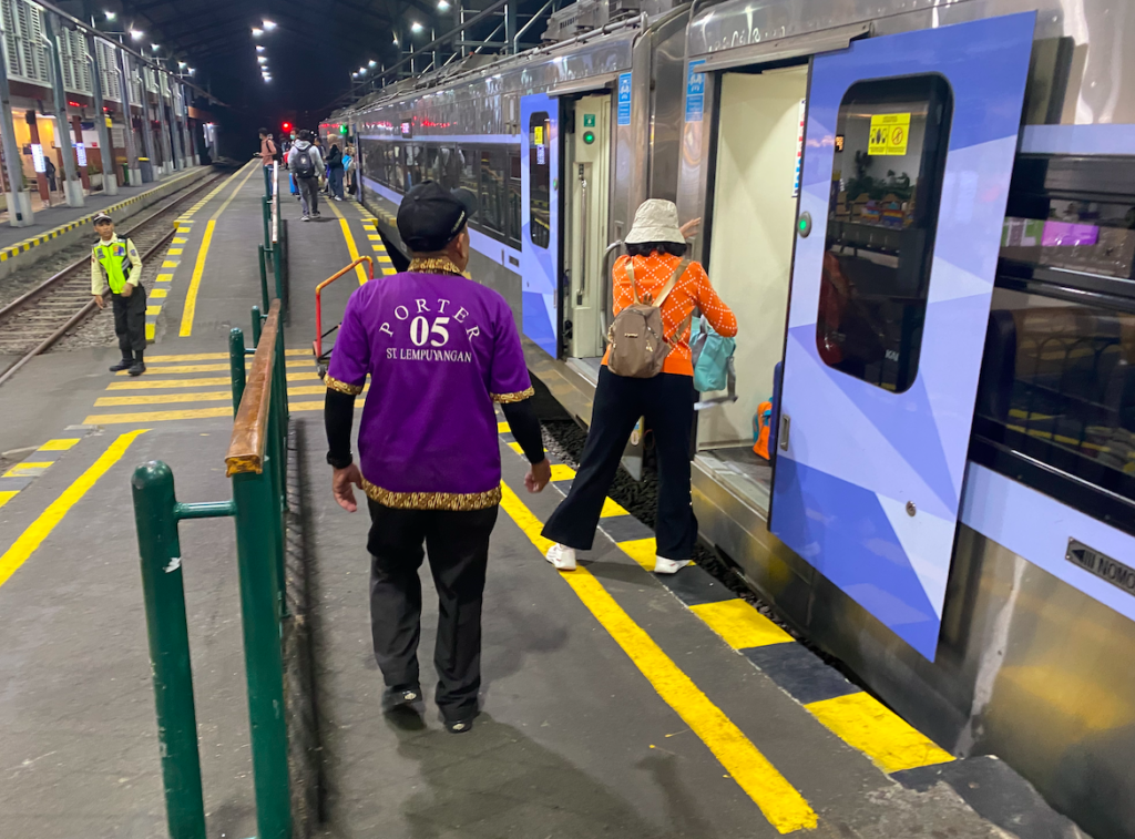 Porter di Stasiun Lempuyangan Jogja, menanti rezeki dari penumpang kereta api MOJOK.CO