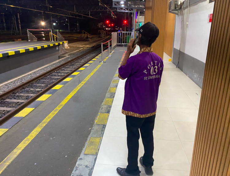 Porter di Stasiun Lempuyangan Jogja tak hanya andalkan penggunaan jasa dari penumpang kereta api, tapi juga langganan MOJOK.CO