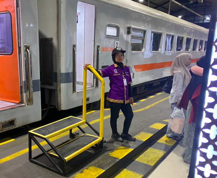 Ira, menjadi porter menggantikan suami yang sudah meninggal demi mencari nafkah MOJOK.CO