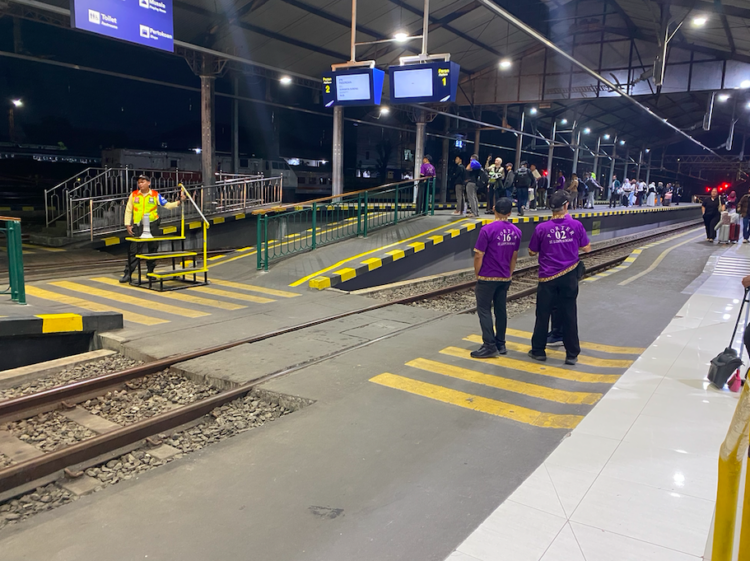 Porter di Stasiun Lempuyangan Jogja, menanti rezeki dari penumpang kereta api MOJOK.CO