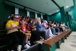 Sebanyak 50 anak-anak mendapatkan Super Tiket. Mereka akan mengikuti seleksi tahap berikutnya berupa karantina di asrama PB Djarum selama 4 minggu. Tampak penerima Super Tiket dikumpulkan bersama orang tuanya untuk mendapatkan penjelasan dari Kepala Asrama PB Djarum. Dharma Gunawi.